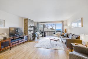 TV a/nebo společenská místnost v ubytování Port Ludlow Beach Condo
