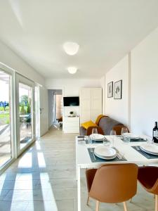 uma cozinha e sala de estar com mesa e cadeiras em Resto domki letniskowe em Sarbinowo