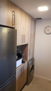 eine Küche mit einem Kühlschrank und einer Waschmaschine in der Unterkunft Loft Mariola - Apartamento en el centro histórico in Bocairent