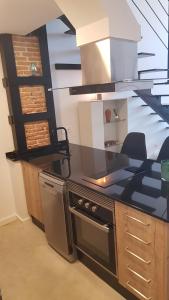 a kitchen with a stove and a counter top at Loft Mariola - Apartamento en el centro histórico in Bocairent
