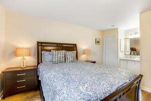 Postel nebo postele na pokoji v ubytování Port Ludlow Beach Condo + 22 fotografií
