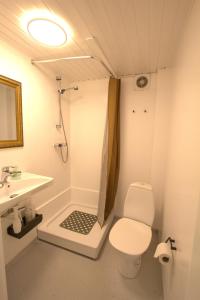 y baño con ducha, aseo y lavamanos. en Cosy apartment near beach, marina & city centre, en Tórshavn