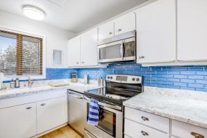 Kuchyň nebo kuchyňský kout v ubytování Port Ludlow Beach Condo