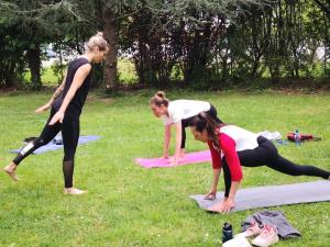 a group of girls doing yoga in the grass at SURF HOSTEL BIARRITZ in Biarritz