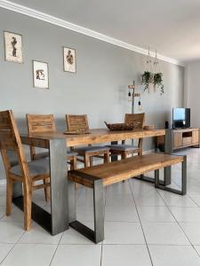 - une salle à manger avec une table et des chaises en bois dans l'établissement Blue View Seaside Luxury Apartments, à Ixia