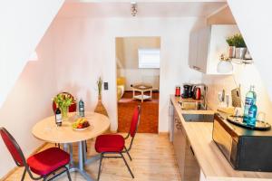 a kitchen and dining room with a table and chairs at Wohnen am Schloss, Schlossblick in Sondershausen