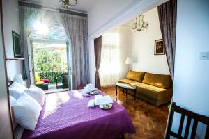 - une chambre dotée d'un lit violet avec des animaux rembourrés dans l'établissement The routes of Habsburg (beach 70 m), à Opatija