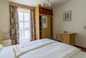 Postel nebo postele na pokoji v ubytování Pension Mitterer + 30 fotografií