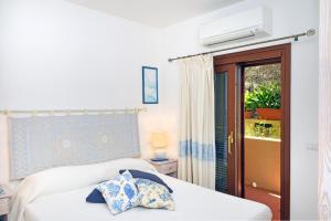 A bed or beds in a room at Porto Cervo Suite Apartment