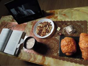 uma mesa coberta com um prato de comida e um livro em FERTILE em Charleroi