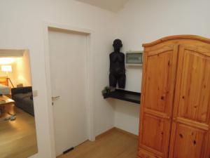 ein Zimmer mit einer Statue auf einem Regal neben einer Tür in der Unterkunft FERTILE in Charleroi