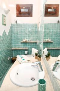 A bathroom at Porto Cervo Suite Apartment Még 17 kép