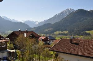 - Vistas a una localidad con montañas de fondo en Haus Zillach, en Bad Hindelang