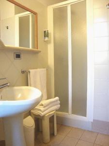 W łazience znajduje się umywalka i przeszklony prysznic. w obiekcie Eurhotel w mieście Fontevivo