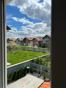 een raam met uitzicht op een tuin met huizen bij Oasis Royal Apartments in Sarajevo