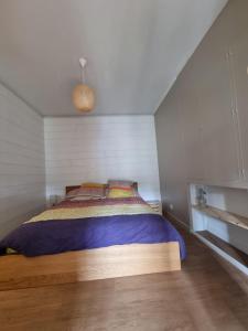 - une chambre avec un lit dans une petite pièce dans l'établissement Le Prevet, à Saint-Malo