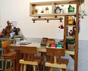 Příslušenství pro přípravu čaje a kávy v ubytování Hongpeng Coffee Station Homestay
