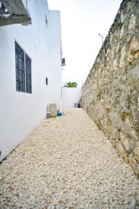 un callejón con una pared de piedra junto a un edificio en Acogedora casa en Punta Cana Amueblada, en Punta Cana