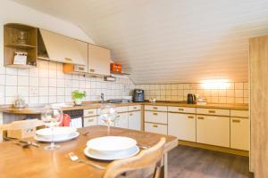a kitchen with a table with two plates on it at Moderne Ferienwohnung in der Natur - 3 Schlafzimmer & 1,5 Bäder in Markdorf