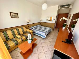 米薩諾阿德里亞蒂科的住宿－Hotel Ca' Bianca da Paolino，客厅配有沙发和桌子