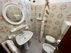 A bathroom at Hotel Ca' Bianca da Paolino Még 37 kép