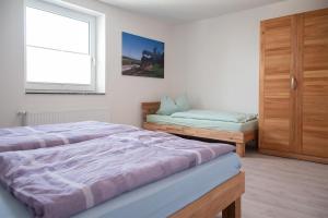 een slaapkamer met een bed en een raam bij Ferienwohnung-MAJA-in-Sassnitz-fuer-2-Erwachsene-und-1-Kind-oder-3-Erwachsene in Sassnitz