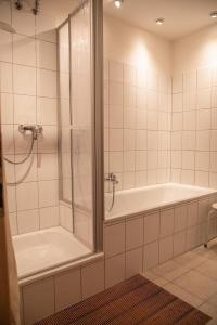 bagno con doccia, vasca e lavandino di Ferienwohnung-MAJA-in-Sassnitz-fuer-2-Erwachsene-und-1-Kind-oder-3-Erwachsene a Sassnitz