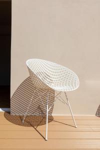 un tavolo bianco e una sedia in una stanza di Lunam Penthouse in centre a Lucca