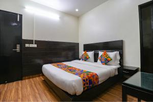Кровать или кровати в номере FabHotel La Ola