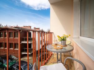 d'une petite table sur un balcon avec vue. dans l'établissement Apartament Bursztynowy, à Sopot