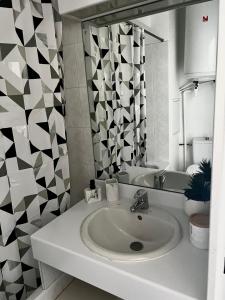 ein Bad mit einem Waschbecken und einem Spiegel in der Unterkunft Bell Combe Studio - Proche Gare PartDieu in Lyon