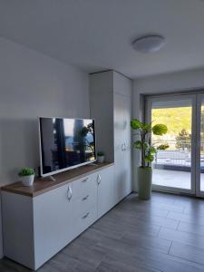 En TV eller et underholdningssystem på Modern and cosy apartment Ivana with a beautiful seaview