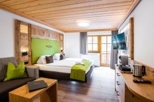 TV a/nebo společenská místnost v ubytování AlpinSpa zur Post - Bergbahn im Sommer 2025 inklusive