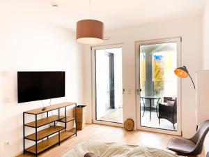 uma sala de estar com uma televisão e uma mesa em Home away from Home in a lovely vine region Bingen em Bingen am Rhein