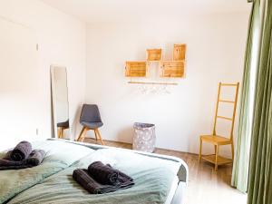 A bed or beds in a room at Home away from Home in a lovely vine region Bingen