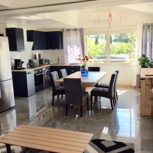 cocina con mesa y sillas en bienvenue chez Alain et Marie, en Antibes