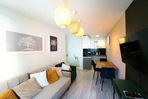 Televízia a/alebo spoločenská miestnosť v ubytovaní Apartamenty EverySky Nad Łomnicą 15-15A
