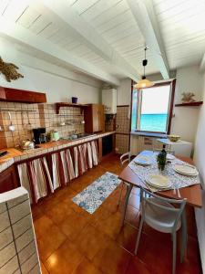 eine Küche mit einem Tisch und Stühlen im Zimmer in der Unterkunft Casa Fornaci in Peschiera del Garda