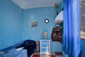 a blue bedroom with a bed and a blue wall at B&B Amigos de la Naturaleza in Las Manchas