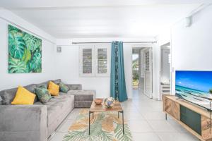 TV a/nebo společenská místnost v ubytování Villa Sunrays