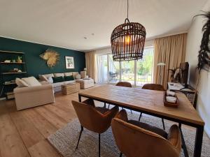 Ruang duduk di Saltwater Safari