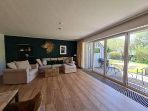 Ruang duduk di Saltwater Safari