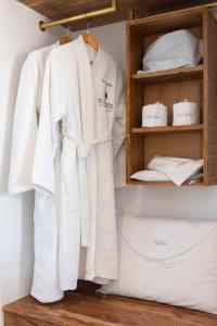 um armário com roupas brancas numa prateleira em Elements Sifnos Boutique em Faros