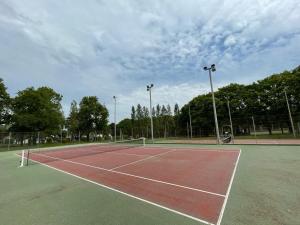 a tennis court with a net on top of it at Village Vacances Chateau de Tréambert in Mesquer