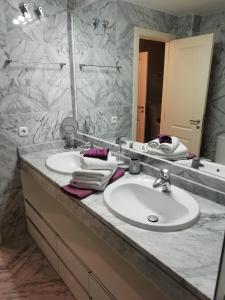 een badkamer met een wastafel en een spiegel bij Las Brisas Bahia Marbella in Marbella