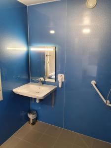 Kúpeľňa v ubytovaní Kyriad Direct Orleans - Olivet - La Source