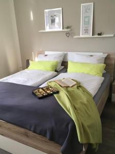 Łóżko lub łóżka w pokoju w obiekcie Ferienwohnung Loretta