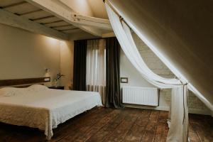 Een bed of bedden in een kamer bij Kalēju ielas rezidence: Talsu vecpilsētas pērle