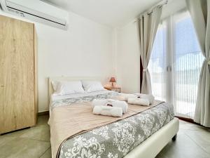 Postel nebo postele na pokoji v ubytování Beach Villa Verano with private pool by DadoVillas + 29 fotografií