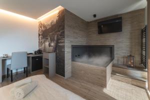 A television and/or entertainment centre at Hotel Castel Mani